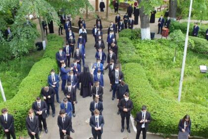 Elevii Seminarului Teologic „Sfântul Andrei“ din Galaţi au început cursurile în format fizic – fotografia 13