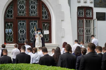 Elevii Seminarului Teologic „Sfântul Andrei“ din Galaţi au început cursurile în format fizic – fotografia 38