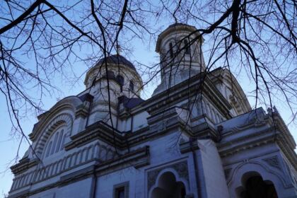 Slujire arhierească şi ajutoare oferite semenilor nevoiaşi în Arhiepiscopia Dunării de Jos la Duminica Înfricoşătoarei Judecăţi – fotografia 1