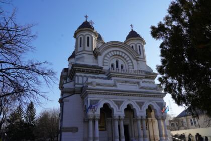 Slujire arhierească şi ajutoare oferite semenilor nevoiaşi în Arhiepiscopia Dunării de Jos la Duminica Înfricoşătoarei Judecăţi – fotografia 2