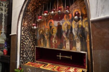 Slujire arhierească şi ajutoare oferite semenilor nevoiaşi în Arhiepiscopia Dunării de Jos la Duminica Înfricoşătoarei Judecăţi – fotografia 5