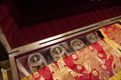 Slujire arhierească şi ajutoare oferite semenilor nevoiaşi în Arhiepiscopia Dunării de Jos la Duminica Înfricoşătoarei Judecăţi – fotografia 6