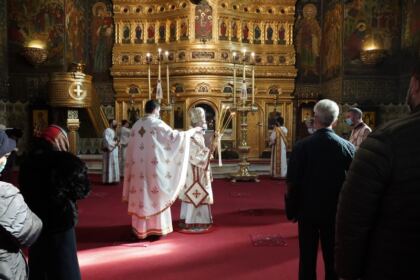 Slujire arhierească şi ajutoare oferite semenilor nevoiaşi în Arhiepiscopia Dunării de Jos la Duminica Înfricoşătoarei Judecăţi – fotografia 7
