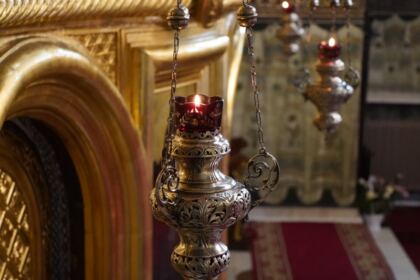 Slujire arhierească şi ajutoare oferite semenilor nevoiaşi în Arhiepiscopia Dunării de Jos la Duminica Înfricoşătoarei Judecăţi – fotografia 10