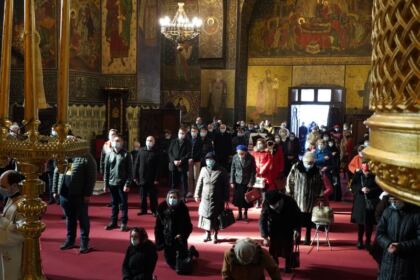 Slujire arhierească şi ajutoare oferite semenilor nevoiaşi în Arhiepiscopia Dunării de Jos la Duminica Înfricoşătoarei Judecăţi – fotografia 11