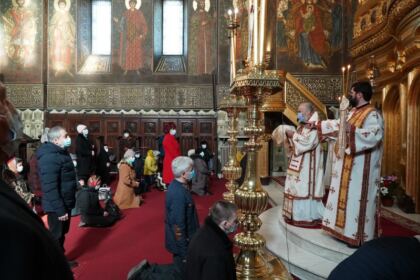 Slujire arhierească şi ajutoare oferite semenilor nevoiaşi în Arhiepiscopia Dunării de Jos la Duminica Înfricoşătoarei Judecăţi – fotografia 13