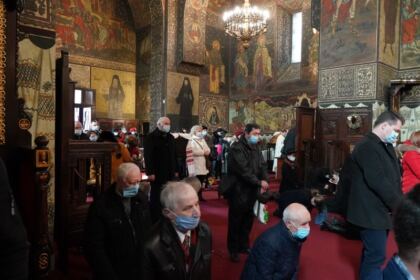 Slujire arhierească şi ajutoare oferite semenilor nevoiaşi în Arhiepiscopia Dunării de Jos la Duminica Înfricoşătoarei Judecăţi – fotografia 14