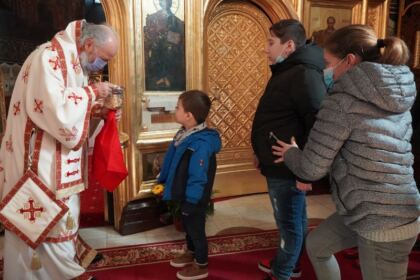 Slujire arhierească şi ajutoare oferite semenilor nevoiaşi în Arhiepiscopia Dunării de Jos la Duminica Înfricoşătoarei Judecăţi – fotografia 16
