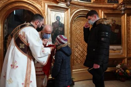 Slujire arhierească şi ajutoare oferite semenilor nevoiaşi în Arhiepiscopia Dunării de Jos la Duminica Înfricoşătoarei Judecăţi – fotografia 17