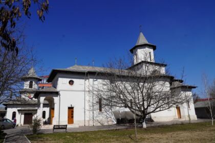 Slujire arhierească şi ajutoare oferite semenilor nevoiaşi în Arhiepiscopia Dunării de Jos la Duminica Înfricoşătoarei Judecăţi – fotografia 18