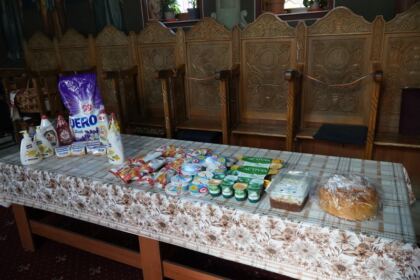 Slujire arhierească şi ajutoare oferite semenilor nevoiaşi în Arhiepiscopia Dunării de Jos la Duminica Înfricoşătoarei Judecăţi – fotografia 20