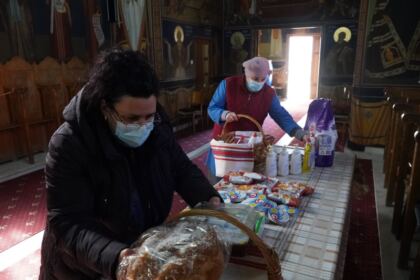 Slujire arhierească şi ajutoare oferite semenilor nevoiaşi în Arhiepiscopia Dunării de Jos la Duminica Înfricoşătoarei Judecăţi – fotografia 21