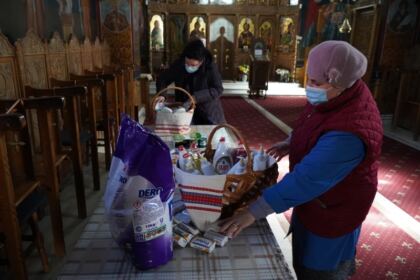 Slujire arhierească şi ajutoare oferite semenilor nevoiaşi în Arhiepiscopia Dunării de Jos la Duminica Înfricoşătoarei Judecăţi – fotografia 22