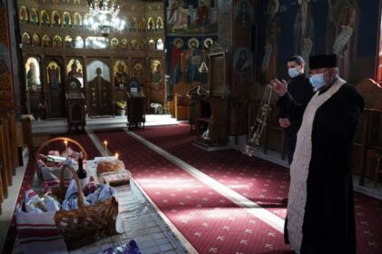 Slujire arhierească şi ajutoare oferite semenilor nevoiaşi în Arhiepiscopia Dunării de Jos la Duminica Înfricoşătoarei Judecăţi – fotografia 23