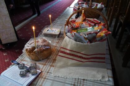 Slujire arhierească şi ajutoare oferite semenilor nevoiaşi în Arhiepiscopia Dunării de Jos la Duminica Înfricoşătoarei Judecăţi – fotografia 25