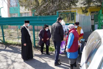Slujire arhierească şi ajutoare oferite semenilor nevoiaşi în Arhiepiscopia Dunării de Jos la Duminica Înfricoşătoarei Judecăţi – fotografia 27