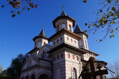 Liturghie şi filantropie la biserica „Sf. Mina“ din Galaţi – fotografia 1