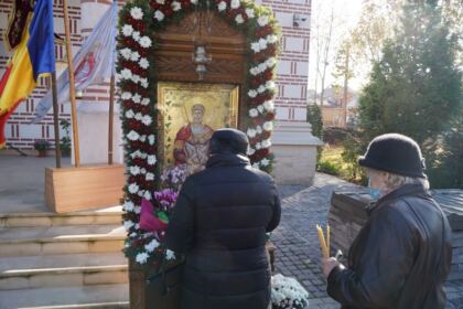 Liturghie şi filantropie la biserica „Sf. Mina“ din Galaţi – fotografia 2