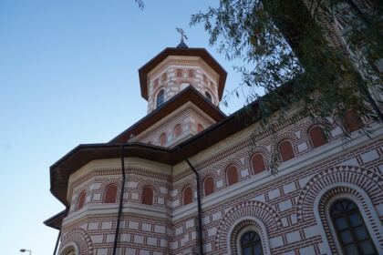 Liturghie şi filantropie la biserica „Sf. Mina“ din Galaţi – fotografia 9