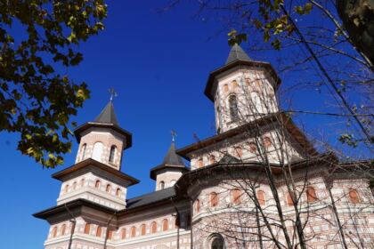 Liturghie şi filantropie la biserica „Sf. Mina“ din Galaţi – fotografia 15