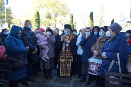 Liturghie şi filantropie la biserica „Sf. Mina“ din Galaţi – fotografia 19