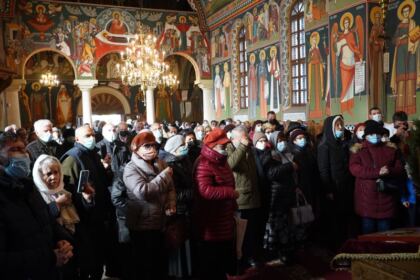 Liturghie şi filantropie la biserica „Sf. Mina“ din Galaţi – fotografia 35