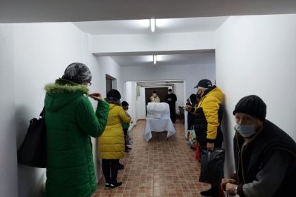 Asistaţii de la Cantina „Sfântul Nicolae“ a Centrului Eparhial au primit astăzi darui pentru lăsatul secului – fotografia 1