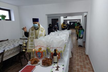 Asistaţii de la Cantina „Sfântul Nicolae“ a Centrului Eparhial au primit astăzi darui pentru lăsatul secului – fotografia 4