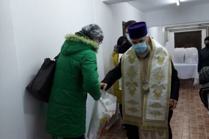 Asistaţii de la Cantina „Sfântul Nicolae“ a Centrului Eparhial au primit astăzi darui pentru lăsatul secului – fotografia 7