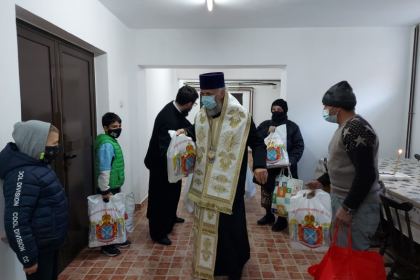 Asistaţii de la Cantina „Sfântul Nicolae“ a Centrului Eparhial au primit astăzi darui pentru lăsatul secului – fotografia 9