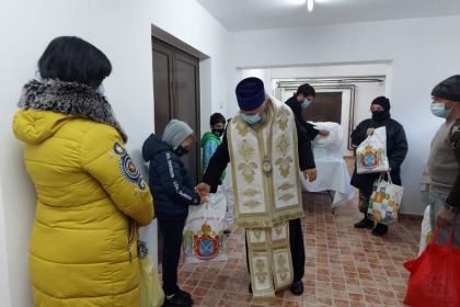 Asistaţii de la Cantina „Sfântul Nicolae“ a Centrului Eparhial au primit astăzi darui pentru lăsatul secului – fotografia 10