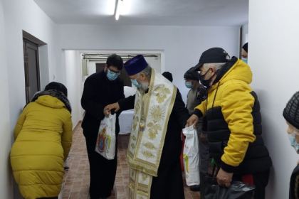 Asistaţii de la Cantina „Sfântul Nicolae“ a Centrului Eparhial au primit astăzi darui pentru lăsatul secului – fotografia 11