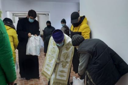 Asistaţii de la Cantina „Sfântul Nicolae“ a Centrului Eparhial au primit astăzi darui pentru lăsatul secului – fotografia 12