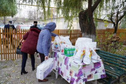Activităţi social-filantropice îndreptate către semenii aflaţi în dificultate – fotografia 13