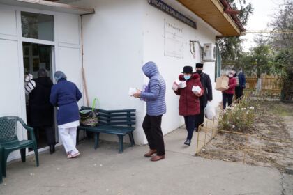 Activităţi social-filantropice îndreptate către semenii aflaţi în dificultate – fotografia 15