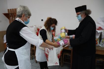Ajutoare oferite de Parohia „Sfânta Cuvioasă Parascheva“ din Galați – fotografia 11