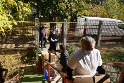 Arhiepiscopia Dunării de Jos sprijină în continuare spitalele şi centrele sociale – fotografia 28