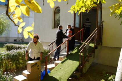 Arhiepiscopia Dunării de Jos sprijină în continuare spitalele şi centrele sociale – fotografia 32