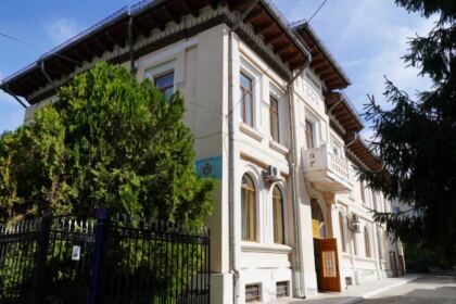Arhiepiscopia Dunării de Jos oferă ghiozdane şi rechizite şcolare pentru 4.000 de copii – fotografia 1