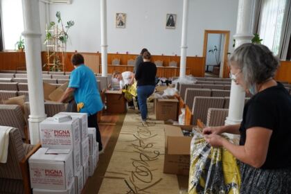 Arhiepiscopia Dunării de Jos oferă ghiozdane şi rechizite şcolare pentru 4.000 de copii – fotografia 2