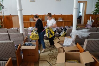 Arhiepiscopia Dunării de Jos oferă ghiozdane şi rechizite şcolare pentru 4.000 de copii – fotografia 3