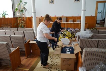 Arhiepiscopia Dunării de Jos oferă ghiozdane şi rechizite şcolare pentru 4.000 de copii – fotografia 5
