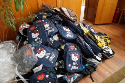 Arhiepiscopia Dunării de Jos oferă ghiozdane şi rechizite şcolare pentru 4.000 de copii – fotografia 6
