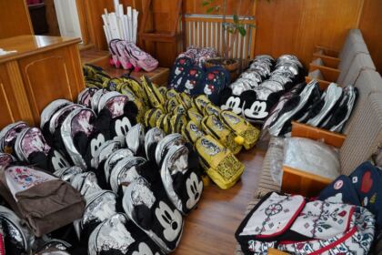 Arhiepiscopia Dunării de Jos oferă ghiozdane şi rechizite şcolare pentru 4.000 de copii – fotografia 9