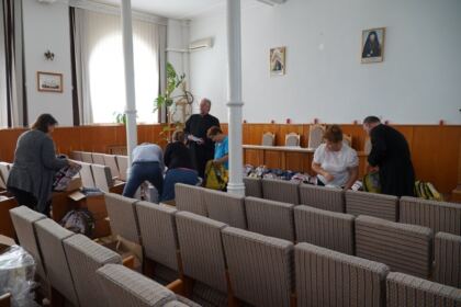 Arhiepiscopia Dunării de Jos oferă ghiozdane şi rechizite şcolare pentru 4.000 de copii – fotografia 10