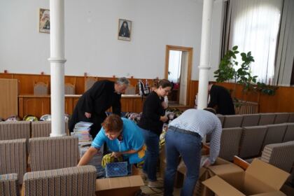 Arhiepiscopia Dunării de Jos oferă ghiozdane şi rechizite şcolare pentru 4.000 de copii – fotografia 11