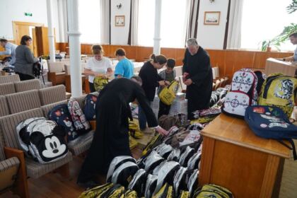 Arhiepiscopia Dunării de Jos oferă ghiozdane şi rechizite şcolare pentru 4.000 de copii – fotografia 12