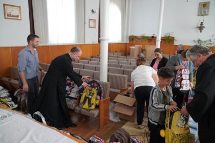 Arhiepiscopia Dunării de Jos oferă ghiozdane şi rechizite şcolare pentru 4.000 de copii – fotografia 13