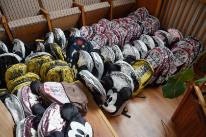 Arhiepiscopia Dunării de Jos oferă ghiozdane şi rechizite şcolare pentru 4.000 de copii – fotografia 14