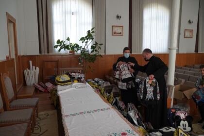 Arhiepiscopia Dunării de Jos oferă ghiozdane şi rechizite şcolare pentru 4.000 de copii – fotografia 15